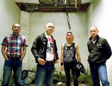 No Man's Land Split Album