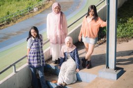 Jatuh Cinta A la Remaja Gen Z Terangkum di "Meant to Stay" oleh Silly Fragments
