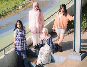 Jatuh Cinta A la Remaja Gen Z Terangkum di "Meant to Stay" oleh Silly Fragments