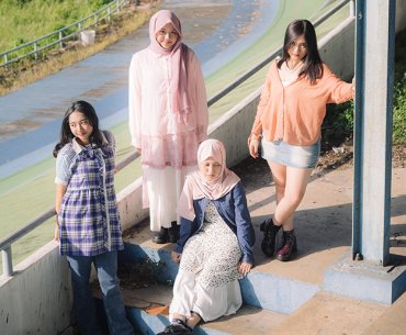 Jatuh Cinta A la Remaja Gen Z Terangkum di "Meant to Stay" oleh Silly Fragments