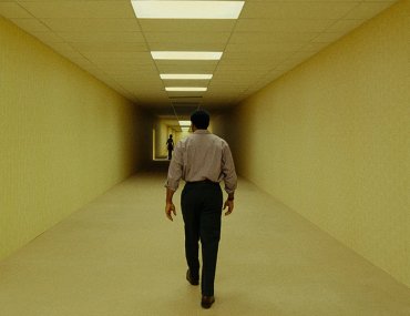 Review: "Backrooms" Timbulkan Kecemasan dalam Kemasan Horor