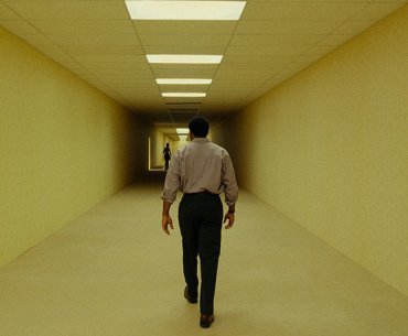 Review: "Backrooms" Timbulkan Kecemasan dalam Kemasan Horor